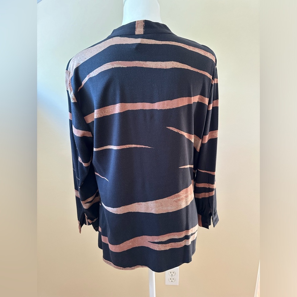 Nic+Zoe animal print, twist front blouse - size L - Picture 3 of 8